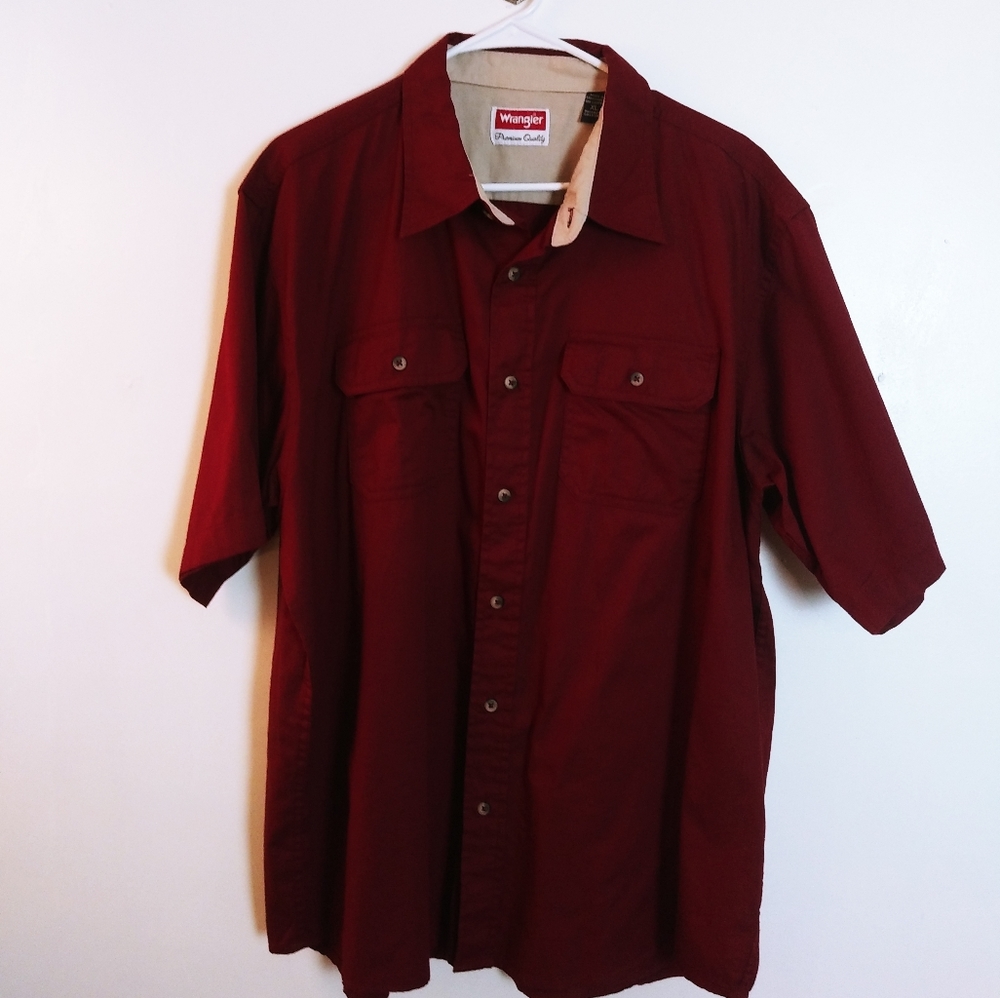 Western Wrangler Short Sleeve Button down two Front pockets Burgundy red Size XL